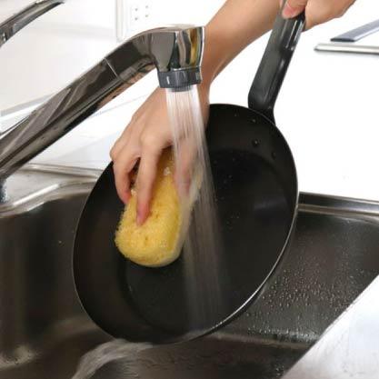 燕三条製 工房 Aizawa Koboaizawa 黑色甜椒系列 平底鍋 22 公分