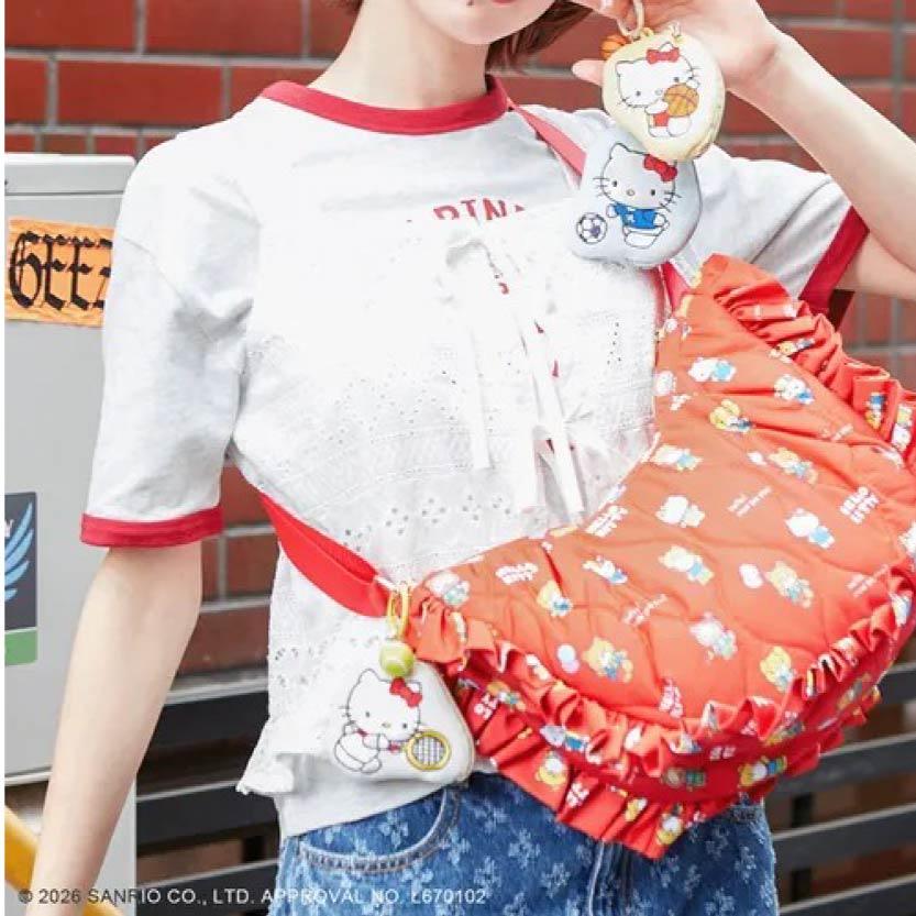 Hello Kitty 絎縫荷葉邊肩背包 ACCOMMODE